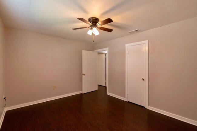 Building Photo - 3212 Wenz Ave