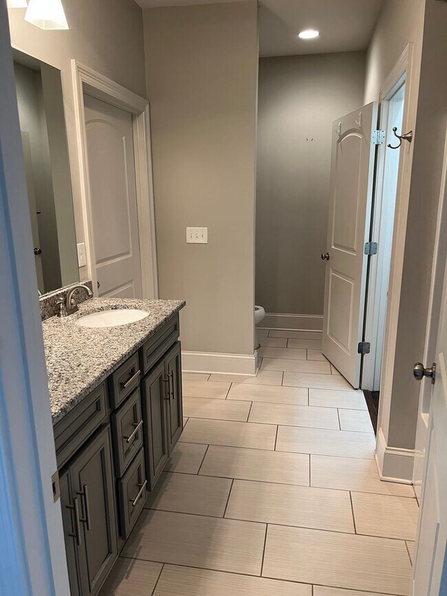 Building Photo - August 2026 - July 2027!!  3 BR 3 BA townhome 1 mile from UA campus