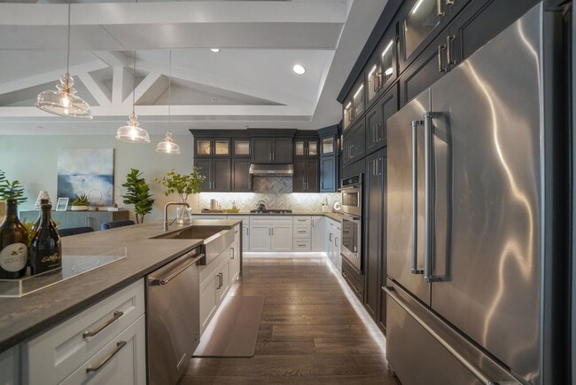 Building Photo - Luxury Fully Furnished 3 Bed 3.5 Bath Town...