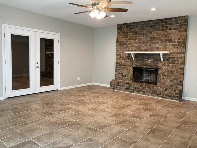 Building Photo - Spacious Executive 4 Bedroom Home