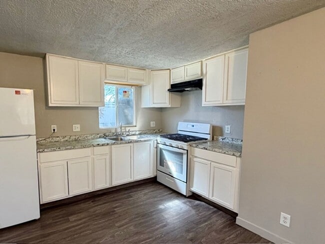 Building Photo - AVAILABLE NOW - 2 Bedroom/2 Bath in Pleasant Grove