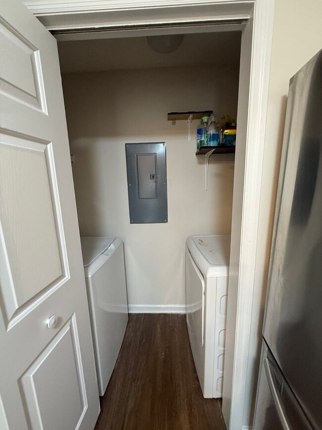 Building Photo - Modern Updated Top Floor unit! Freshly Pai...