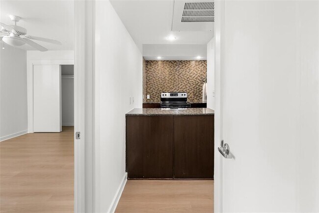 Building Photo - 2200 Dickson Dr