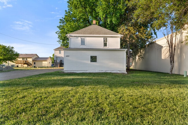 Building Photo - 1203 E Cherry St