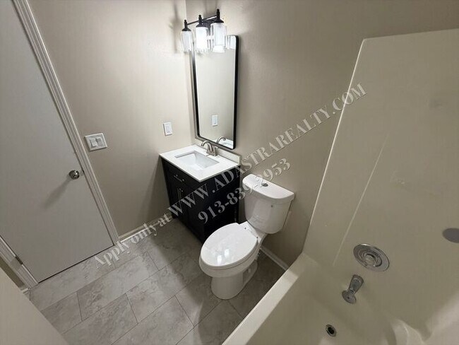 Building Photo - Beautiful Townhome in Olathe-Available NOW!!