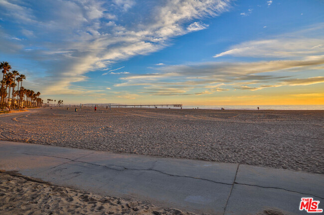 Building Photo - 2207 Ocean Front Walk