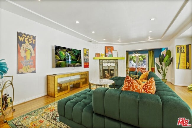 Building Photo - 2867 Beachwood Dr