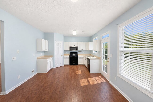 Building Photo - Charming 3bed Cumming Townhome with Walking Trail