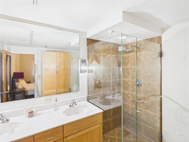 Building Photo - 711 W 26th St