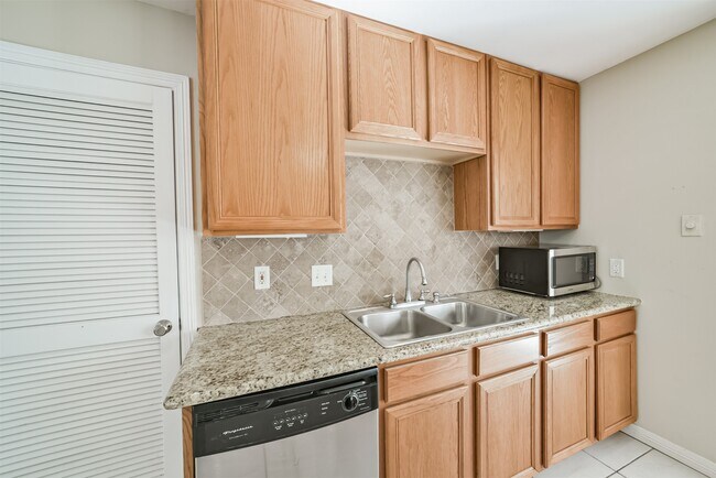 Building Photo - 2411 Wroxton Rd