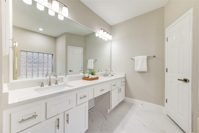 Building Photo - 11706 Canyon Breeze Dr