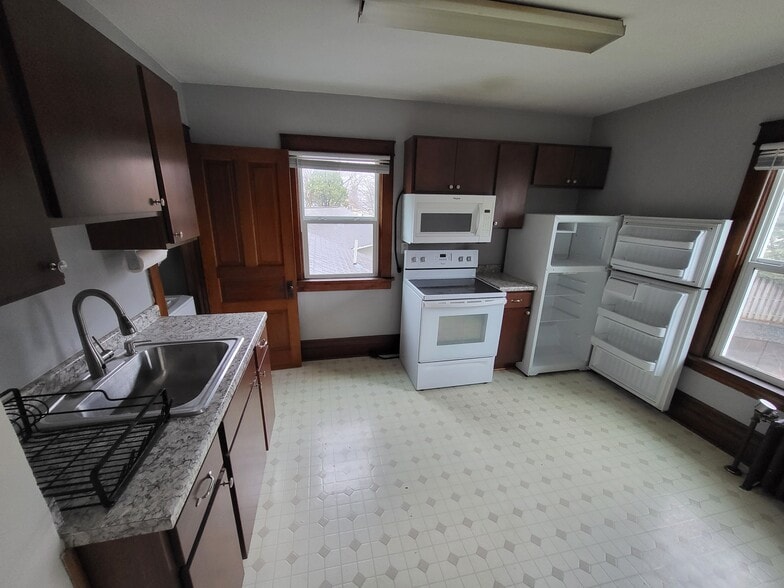 Kitchen - 6016 Exchange St