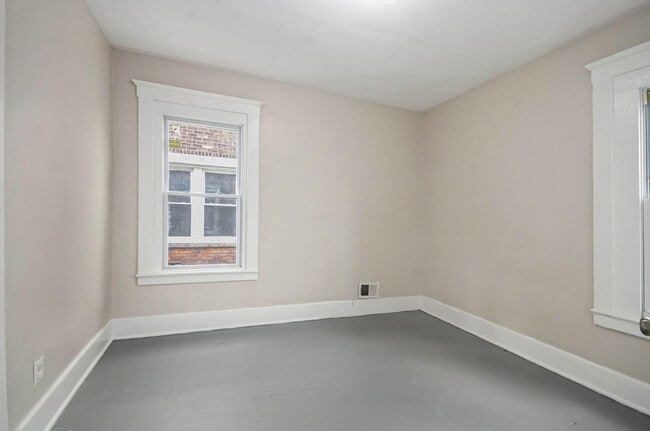 Building Photo - 593 Hague St