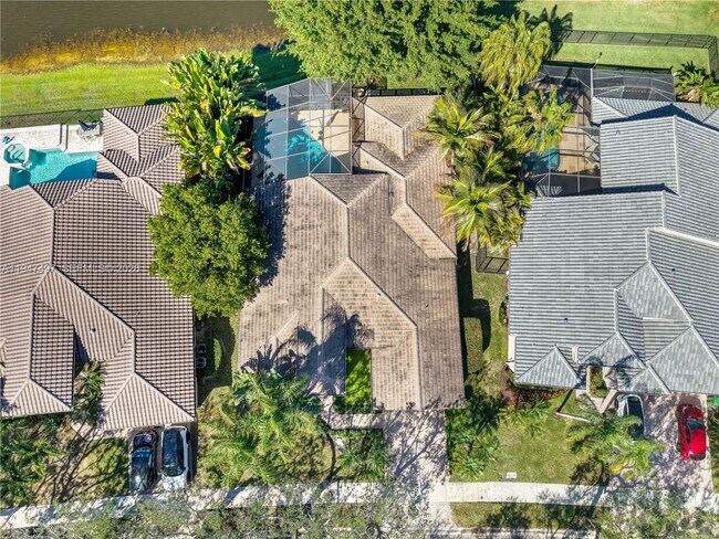 Building Photo - 2633 Oakbrook Dr