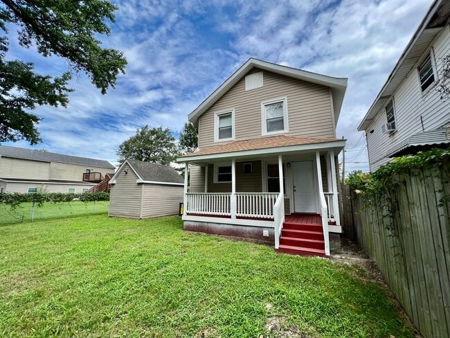 Building Photo - Updated & Ready 09-19-25! Pet Friendly - F...
