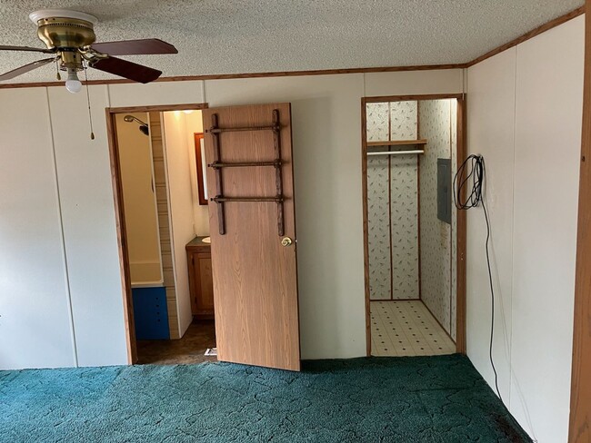 Building Photo - 3 bed, 2 bath Trailer house with outer sto...