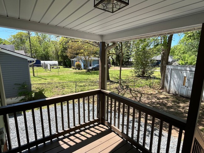 Building Photo - Newly Renovated 2 Bedroom Bungalow!!!