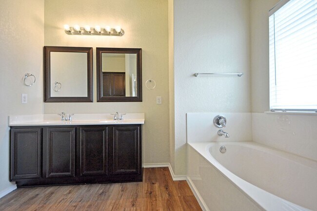 Building Photo - 2121 Sinclair Dr