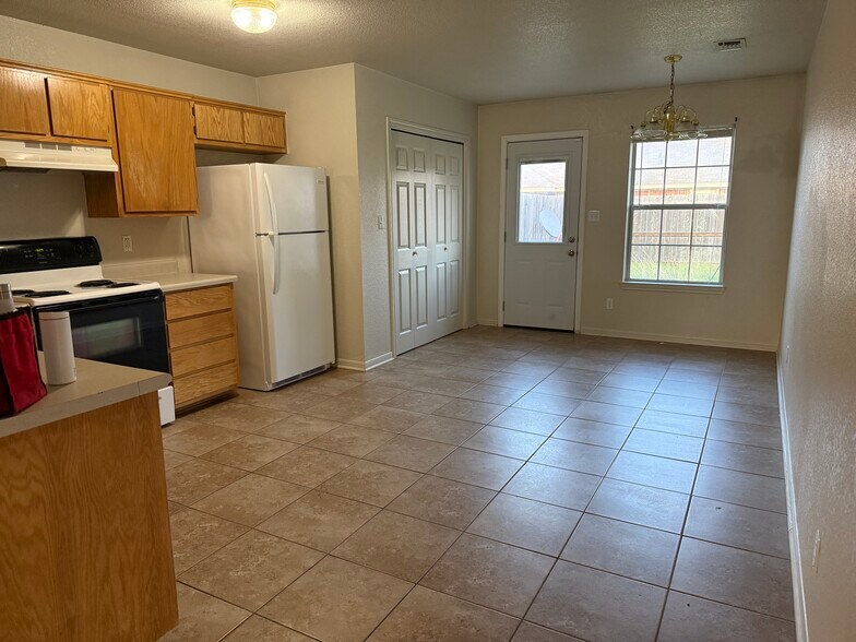 Kitchen - 3806 Uvalde Dr