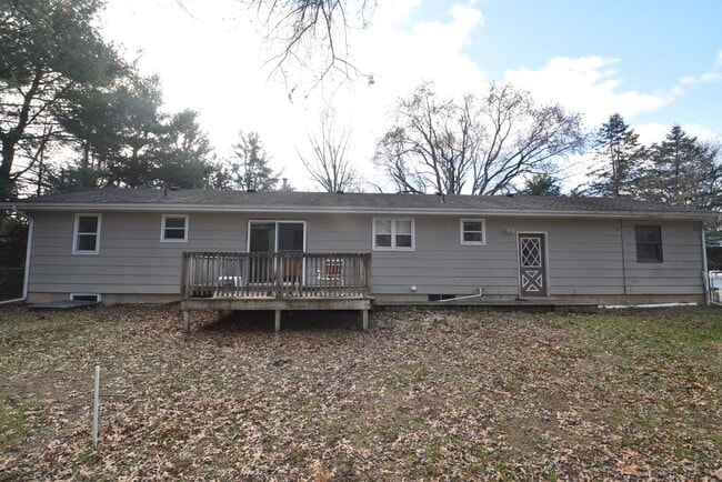 Building Photo - Mishawaka- 3 bedroom Country living near the Main Street Shopping and Edison Lakes business distr...
