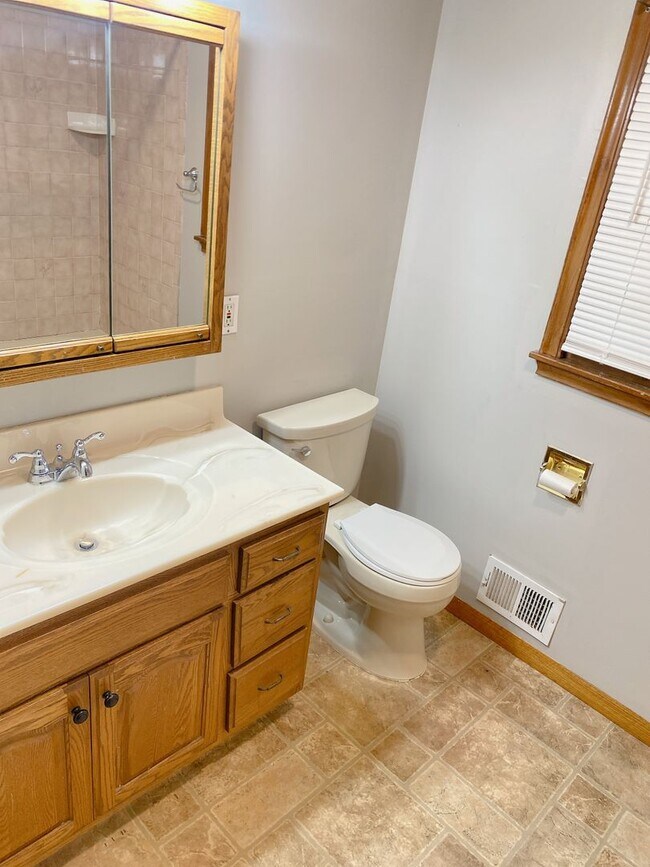 Building Photo - Beautiful 3 bed 1 bath house, over sized driveway, garage and fenced in back yard $1795