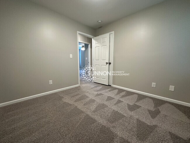 Building Photo - Newly Remodeled 5 Bed 2.5 Bath