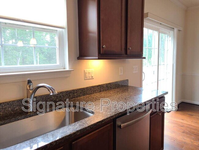 Building Photo - 316 Tree Line Dr