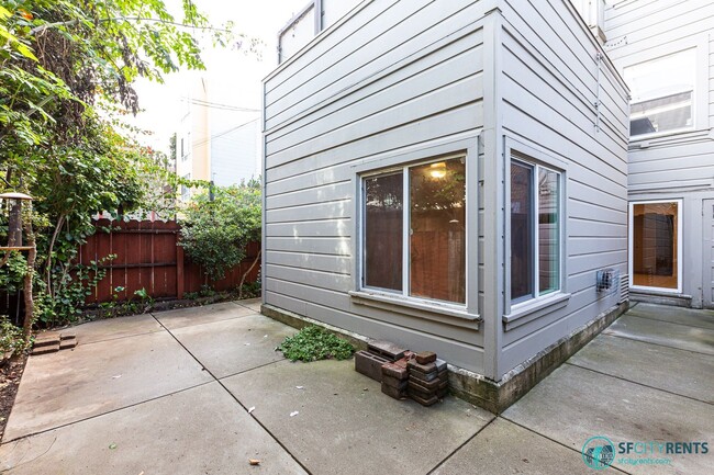 Building Photo - Marina: 1 Bedroom Garden Apartment w/ Private Patio