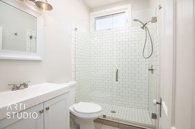 Building Photo - 4 Bed 2 Bath Salt Lake Home For Rent!