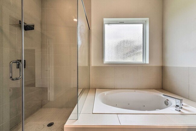 Building Photo - 2107 Stuart St