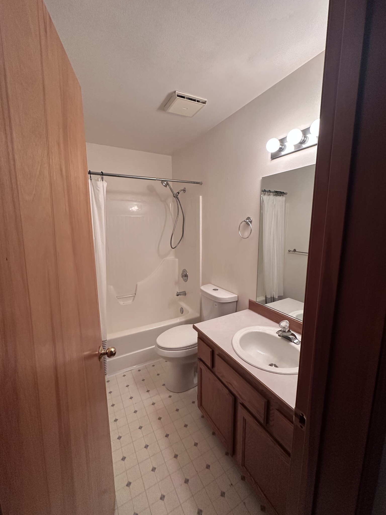 Hall Bath - 2210 Xenia St