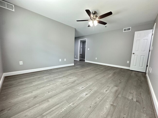 Building Photo - Main Level Condo for rent in Vestavia Hill...