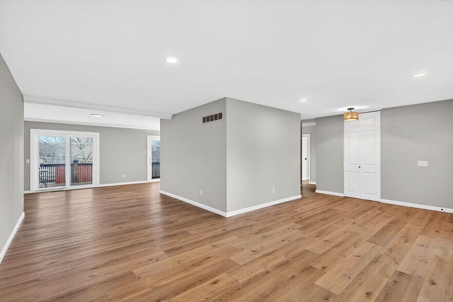 Building Photo - 5016 Fernhill Dr