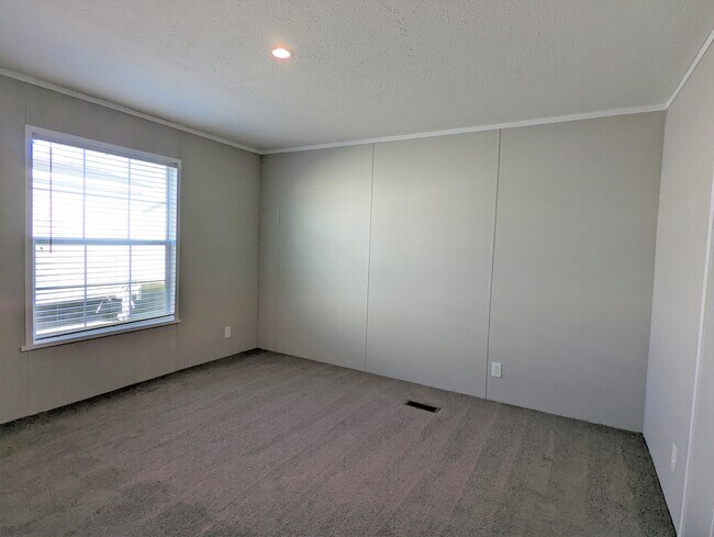 Building Photo - 586 Delaware