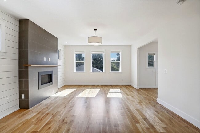 Building Photo - DESIRABLE CRESTON-KENILWORTH / CORNER LOT, LUXURY 4 BEDROOM, TWO EN-SUITES W/FULL BATHS