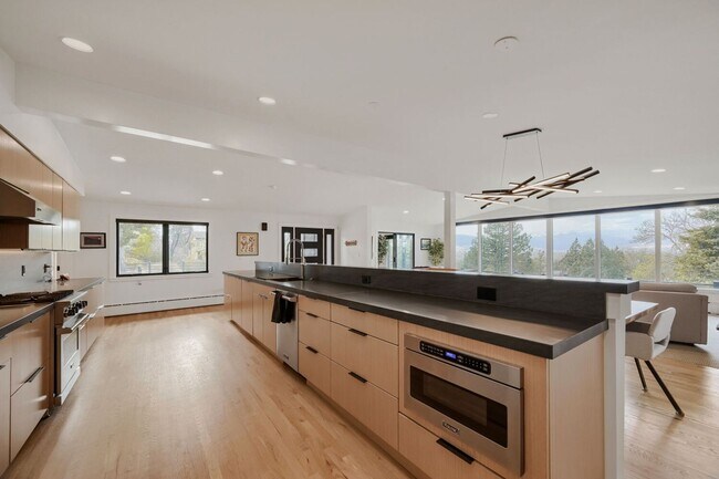 Building Photo - 1034 Westview Dr