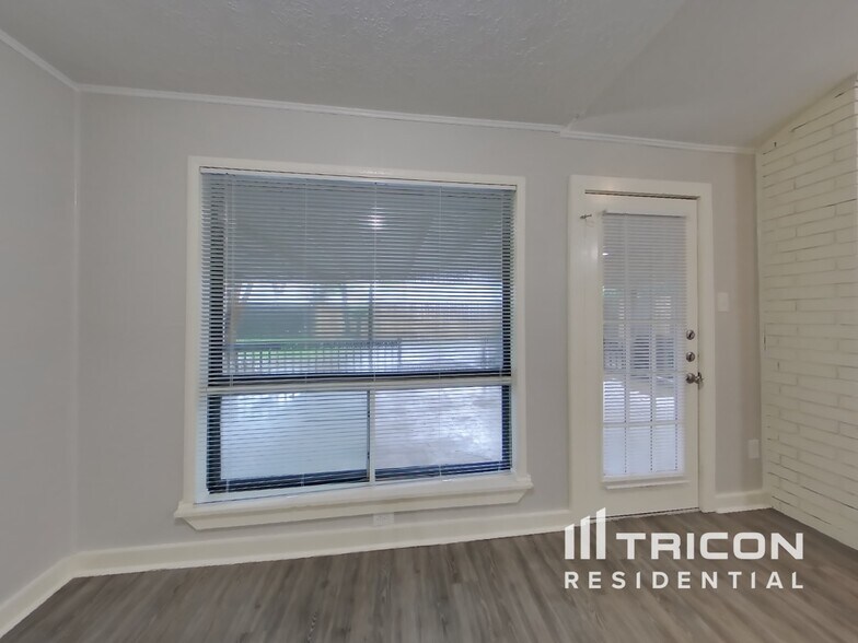 Building Photo - 120 WoodCrest Dr