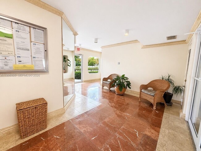 Building Photo - 2370 NE 135th St