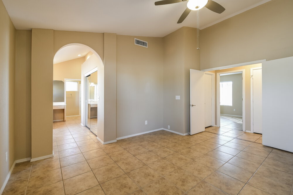 Building Photo - 1102 E Villa Theresa Dr