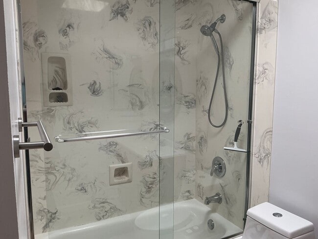 Building Photo - Stylish 2-Bedroom Condo in the Heart of Li...