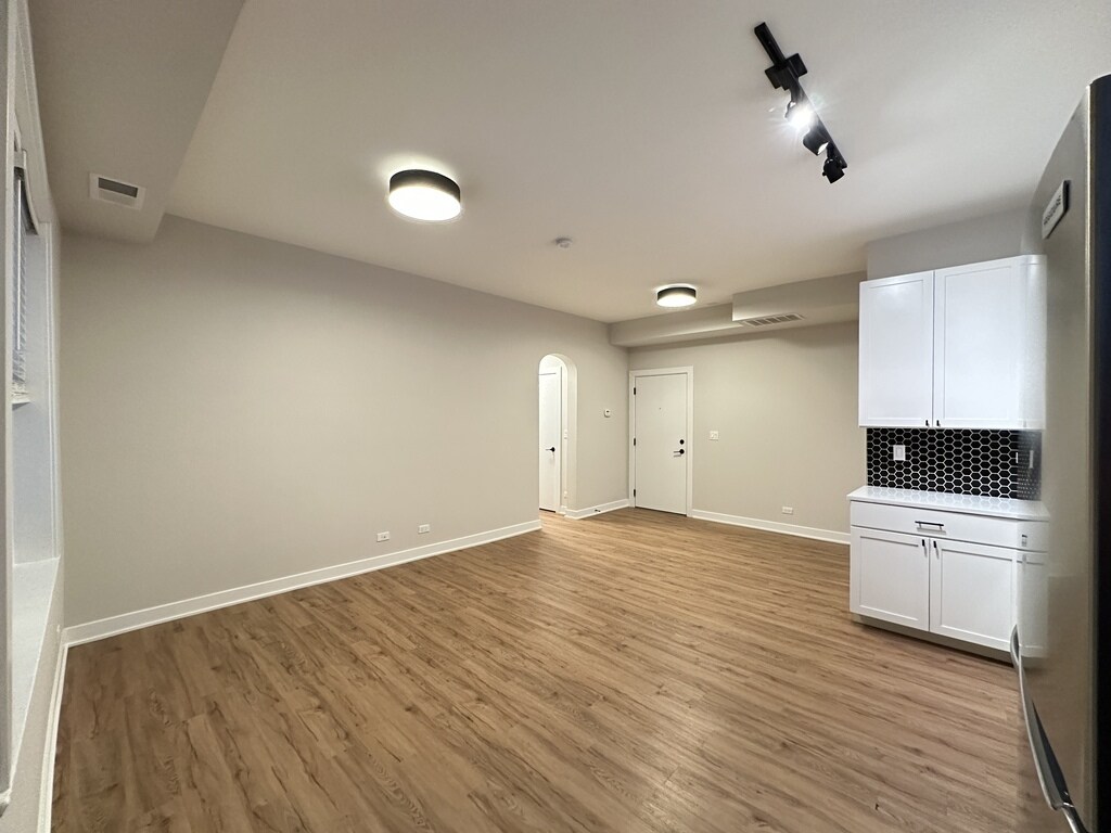 Building Photo - 643 W Wrightwood Ave