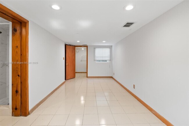 Building Photo - 2530 Okeechobee Ln