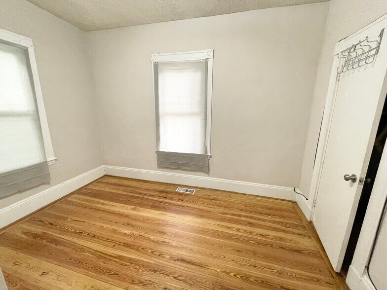 Building Photo - 10 Wave Ave