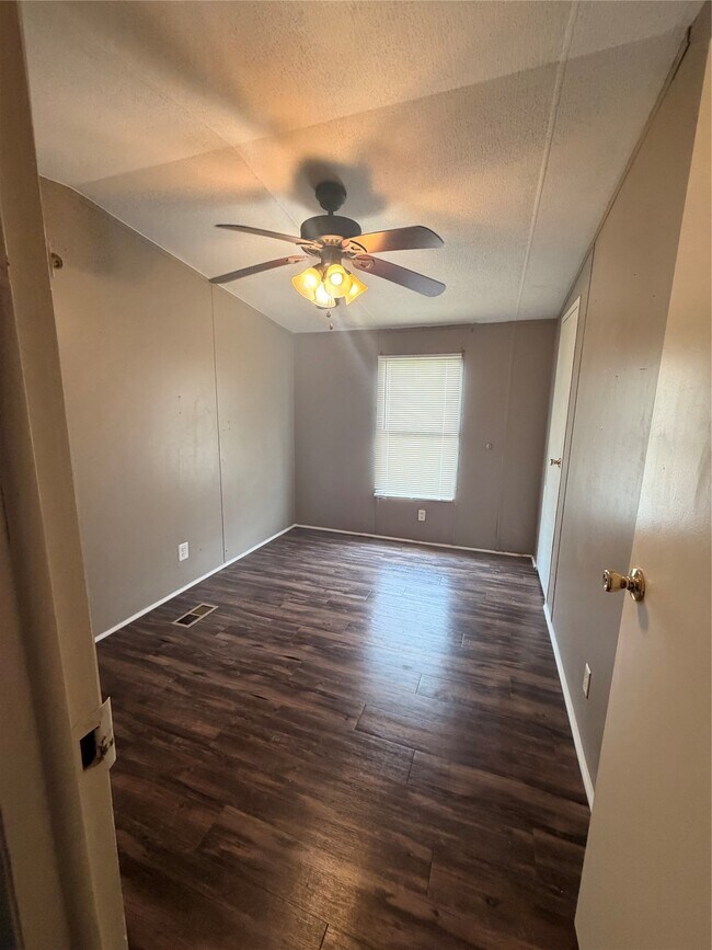 Building Photo - 2021 N Battlebell Rd