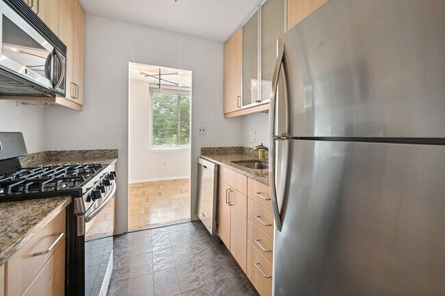 Building Photo - Walk to Georgetown! One Month Concession! Professionally Managed & Recently Renovated // 1 Bedroo...