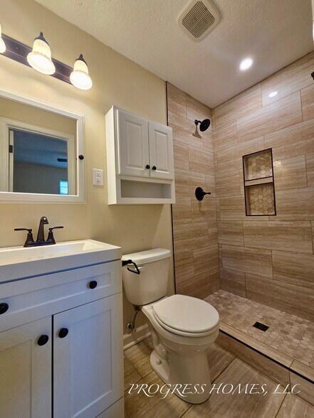 Building Photo - 327 Larkwood Dr SW