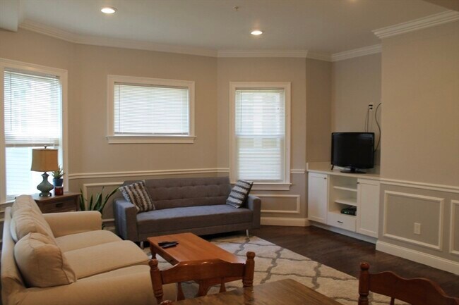 Building Photo - 34 Circuit St