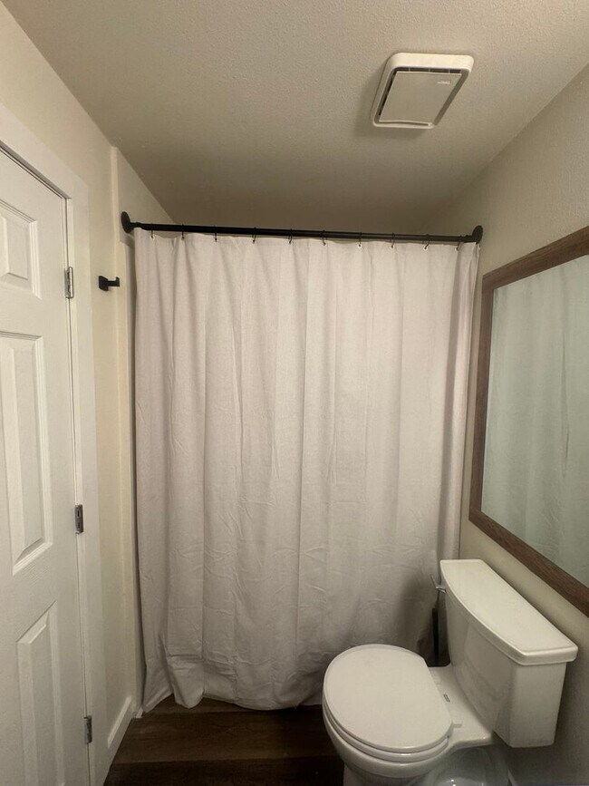 Building Photo - 2 bedroom Condo close to UCCS