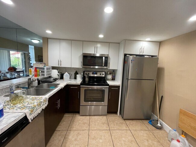 Building Photo - 1400 San Remo Cir