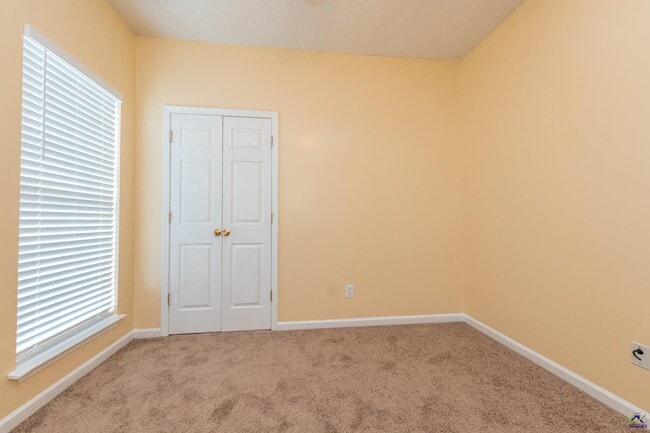 Building Photo - 100 Oldfield Ct